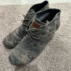 Tom’s camo wedges